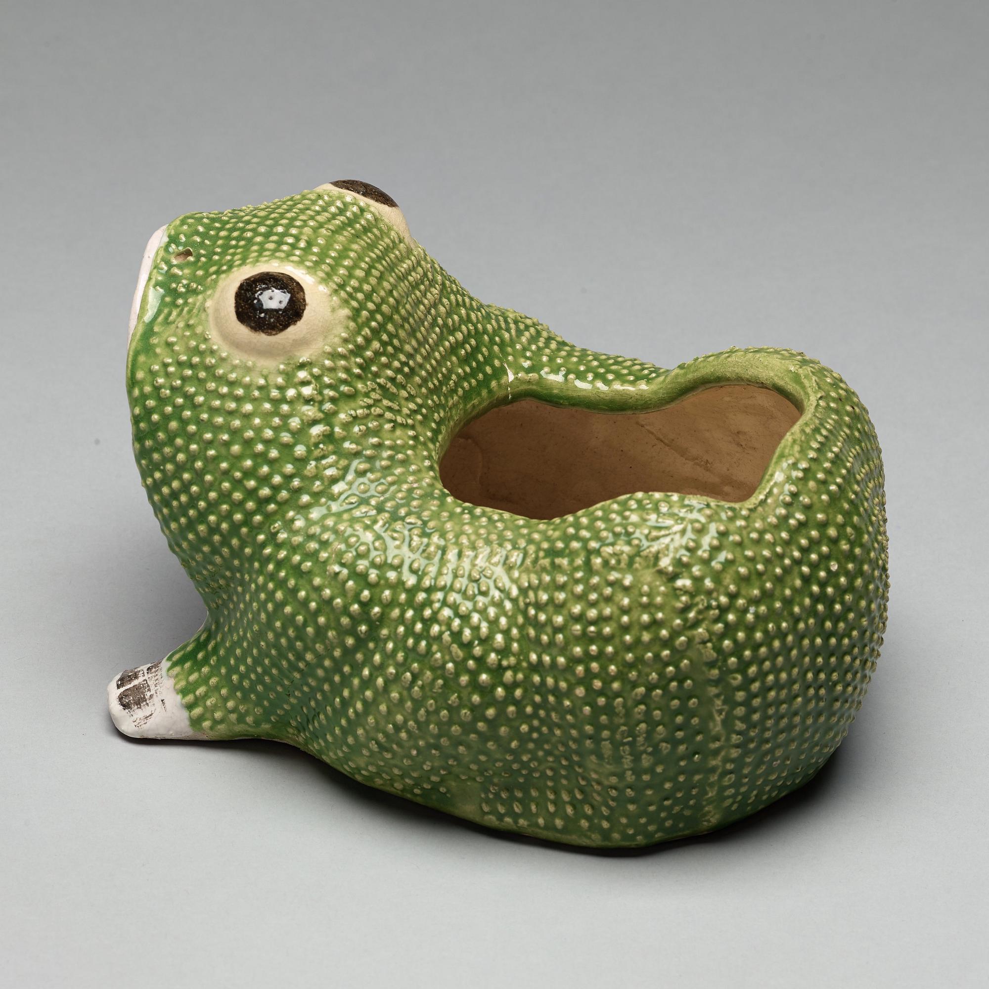 A Chinese flower pot in the shape of a frog, 20th century.