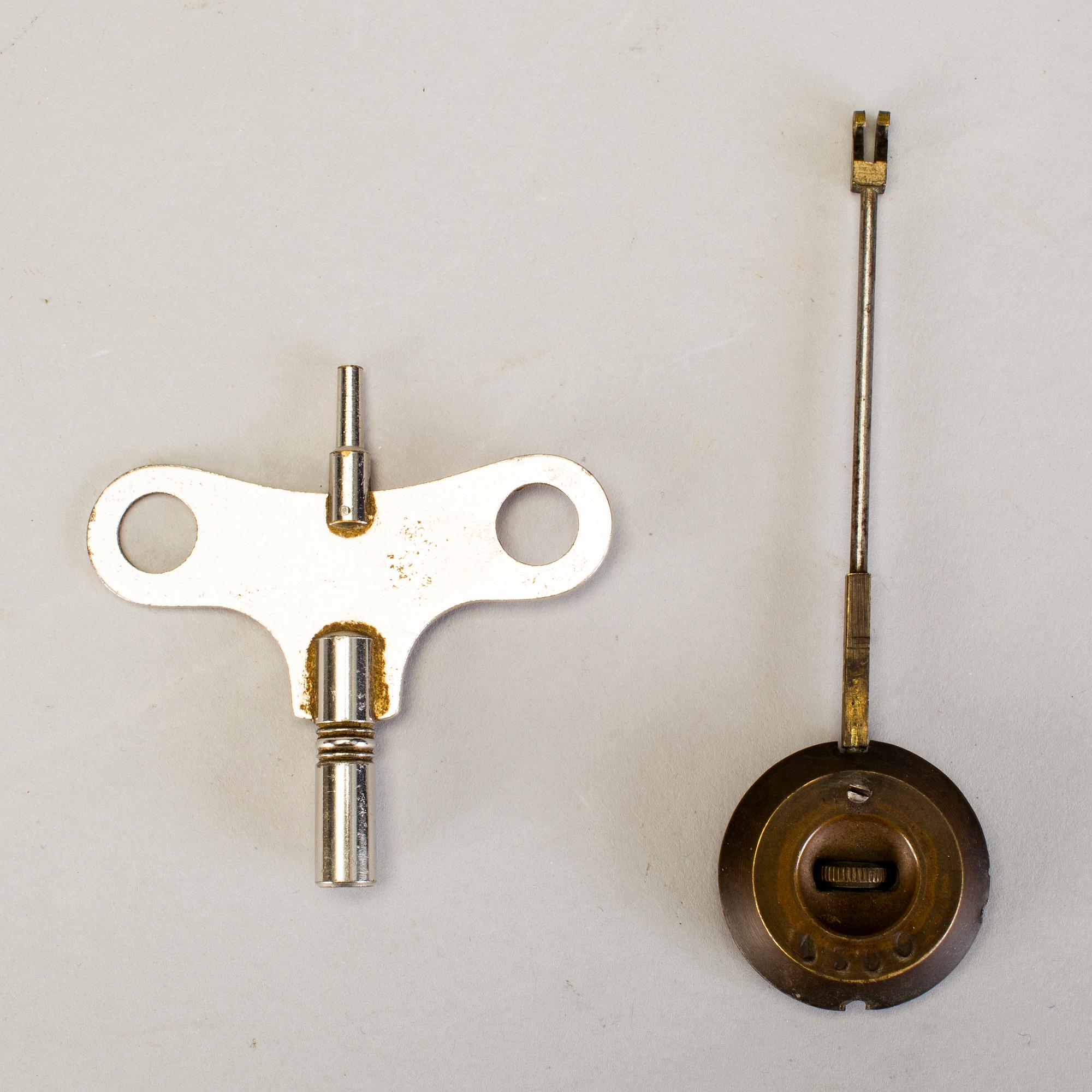 A mantel clock with sculpture "L'occident" after Émile Bruchon from the turn of the century 1800/1900.