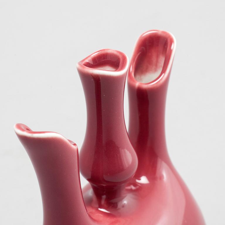 A porcelain vase, designed by Richard Ginori for San Cristoforo, 20th century.