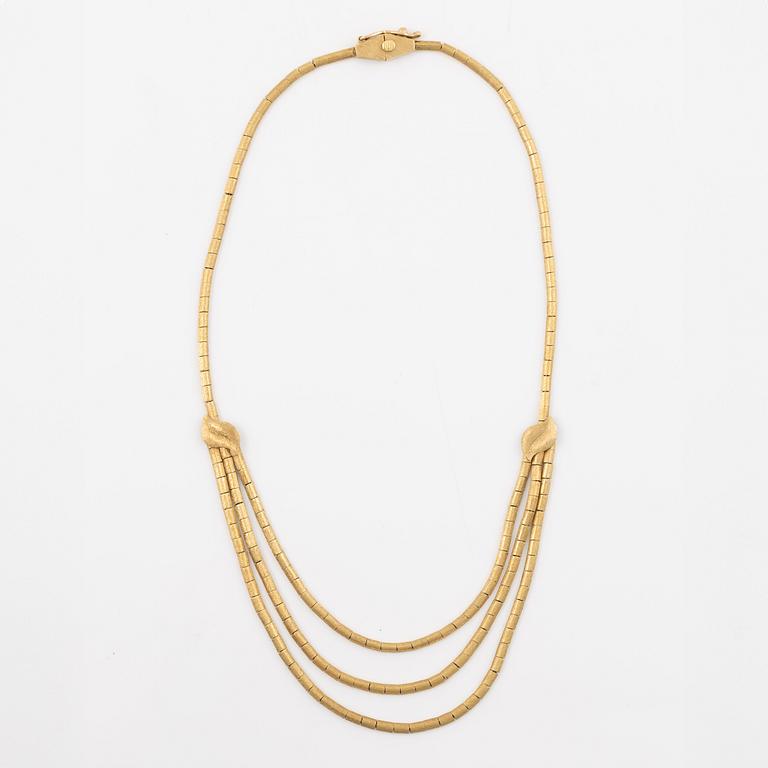 A necklace in 18K gold.