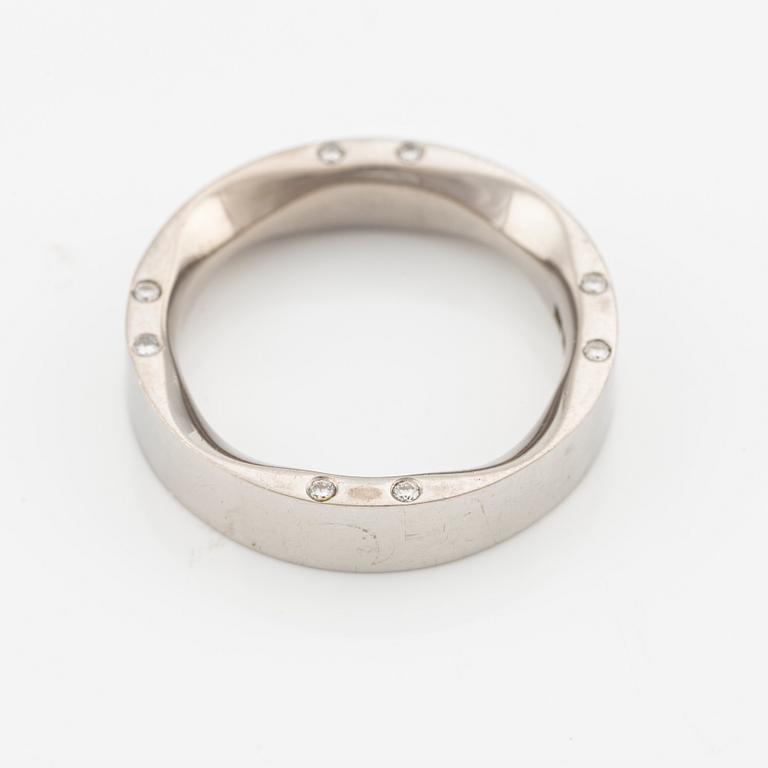 Ring 18K vitguld med runda briljantslipade diamanter.