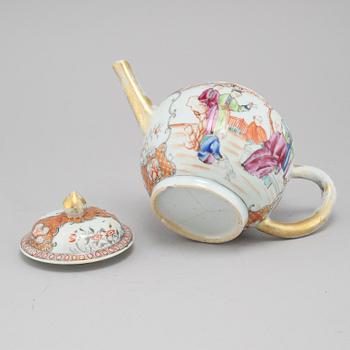 A 18th century chinese porcelian tea pot.