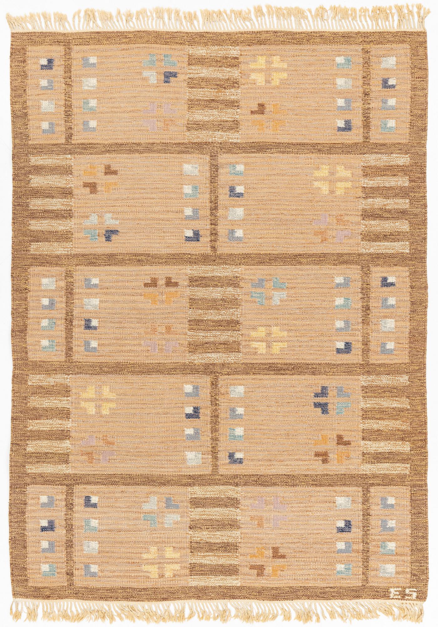 A flat weave carpet, circa 229 x 168 cm.