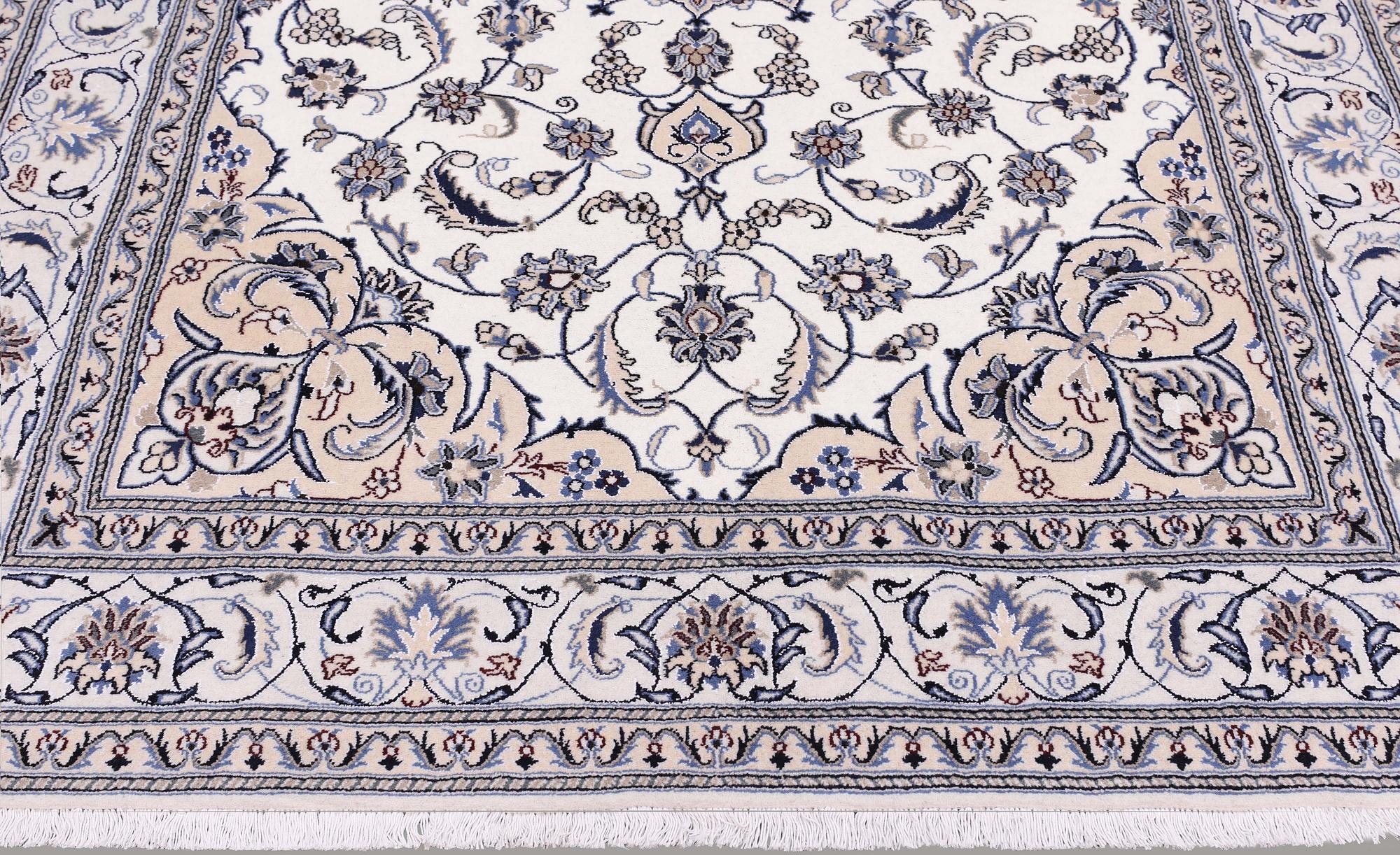 Nain, part silk, ca 312 x 205 cm.