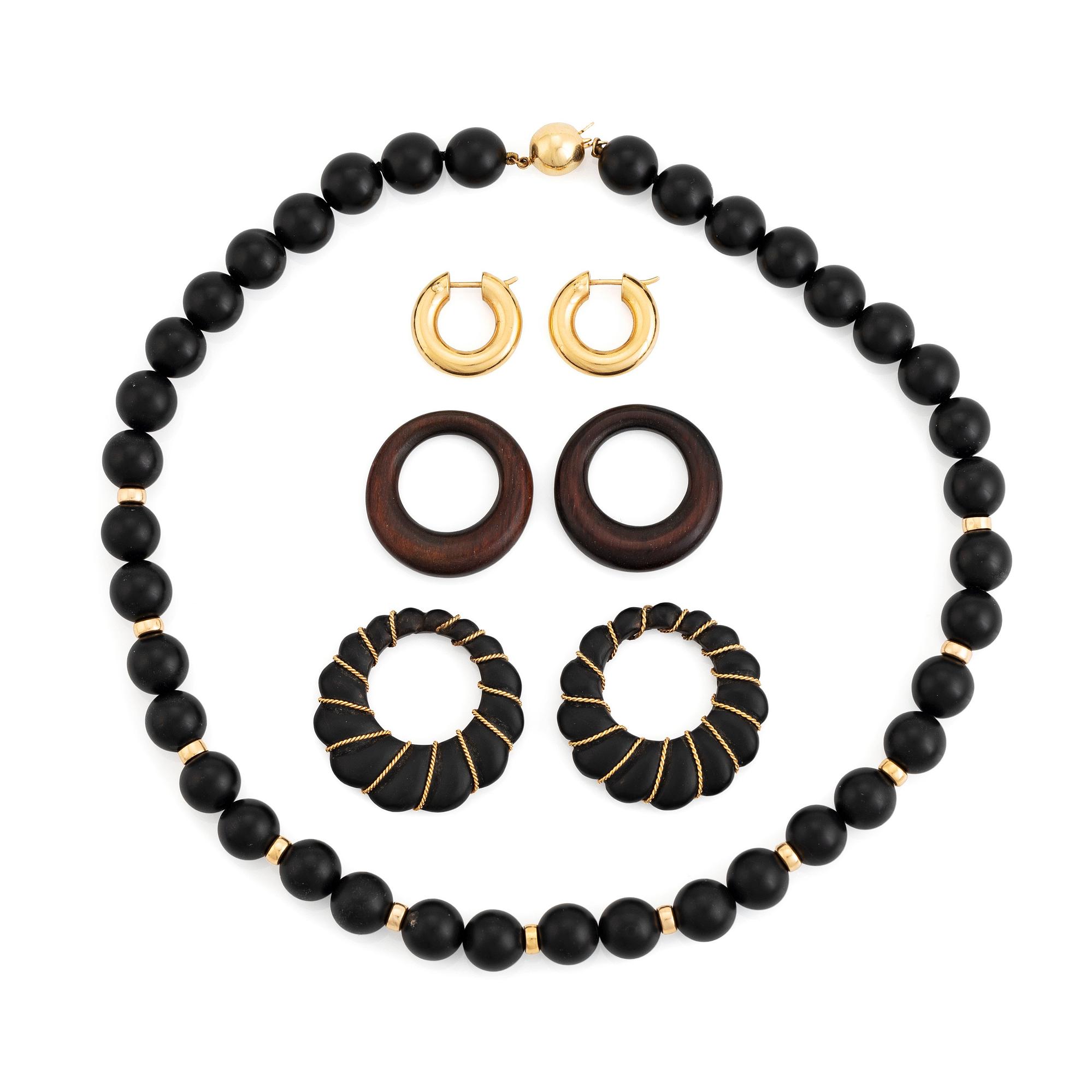 En collier onyx och ett par örhängen 18K guld med två par påhängen av onyx och trä.
