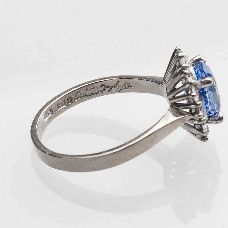 RING, 18 k vitguld med safir ca 2.50 ct. Tillverkad av Stigbert, Heribert Engelbert, Stockholm, 1986. Vikt ca 4,5 g.