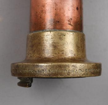 STRÅLRÖR TILL BRANDSLANG, koppar och mässing, en märkt Henrikssons Brandredskap Stockholm, omkring år 1900.
