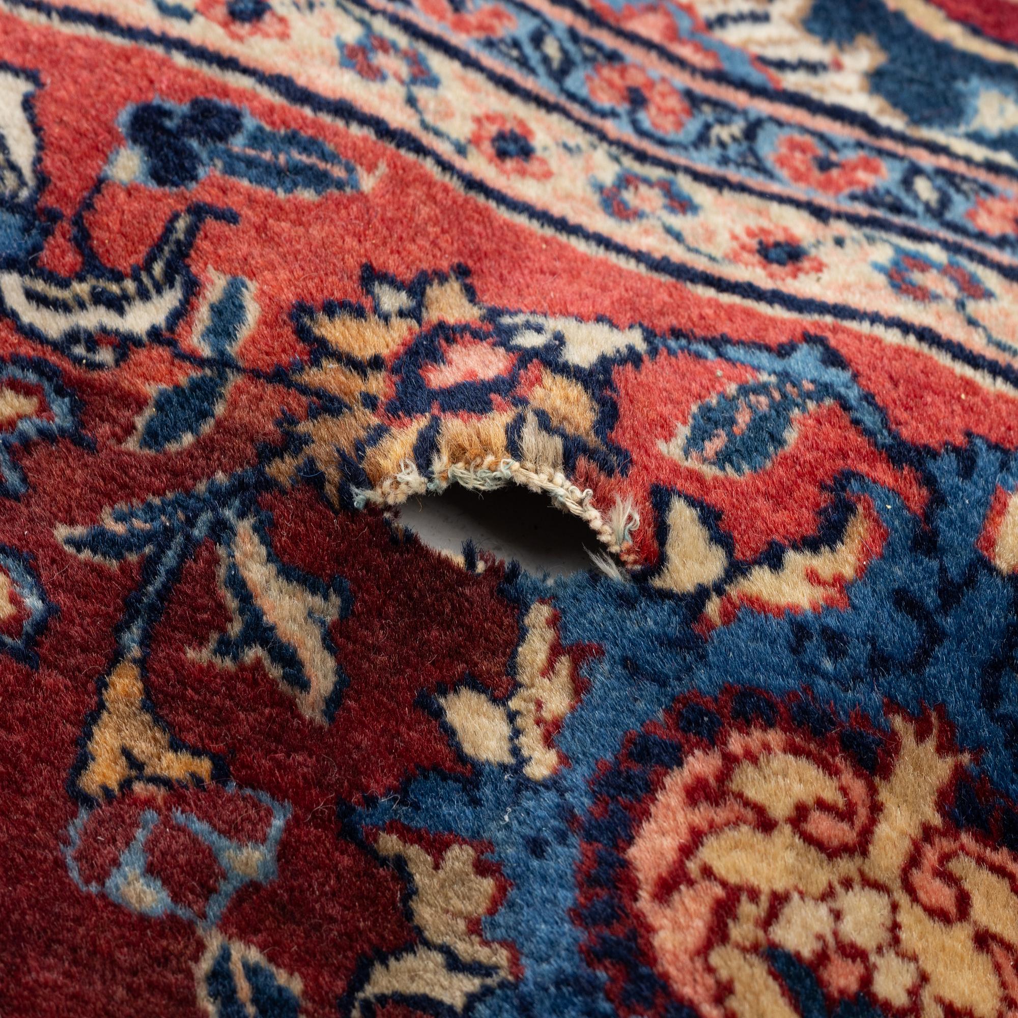 A semi-antique Sarouk carpet, a. 278 x 186 cm.