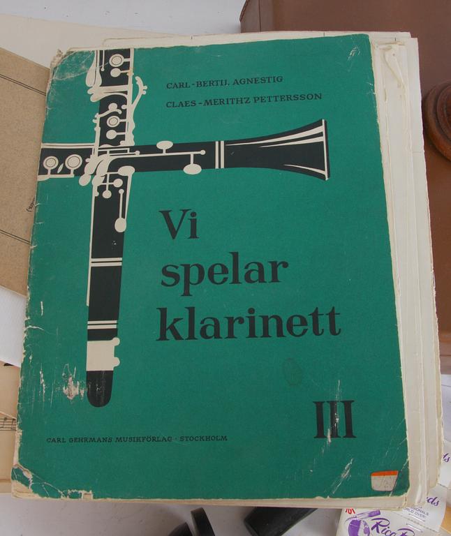 KLARINETTER, 3 st, MED TILLBEHÖR. Noter medföljer,
1800/1900-tal.