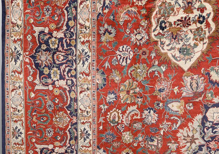 A Tabriz carpet, part silk, approx. 415 x 300 cm.