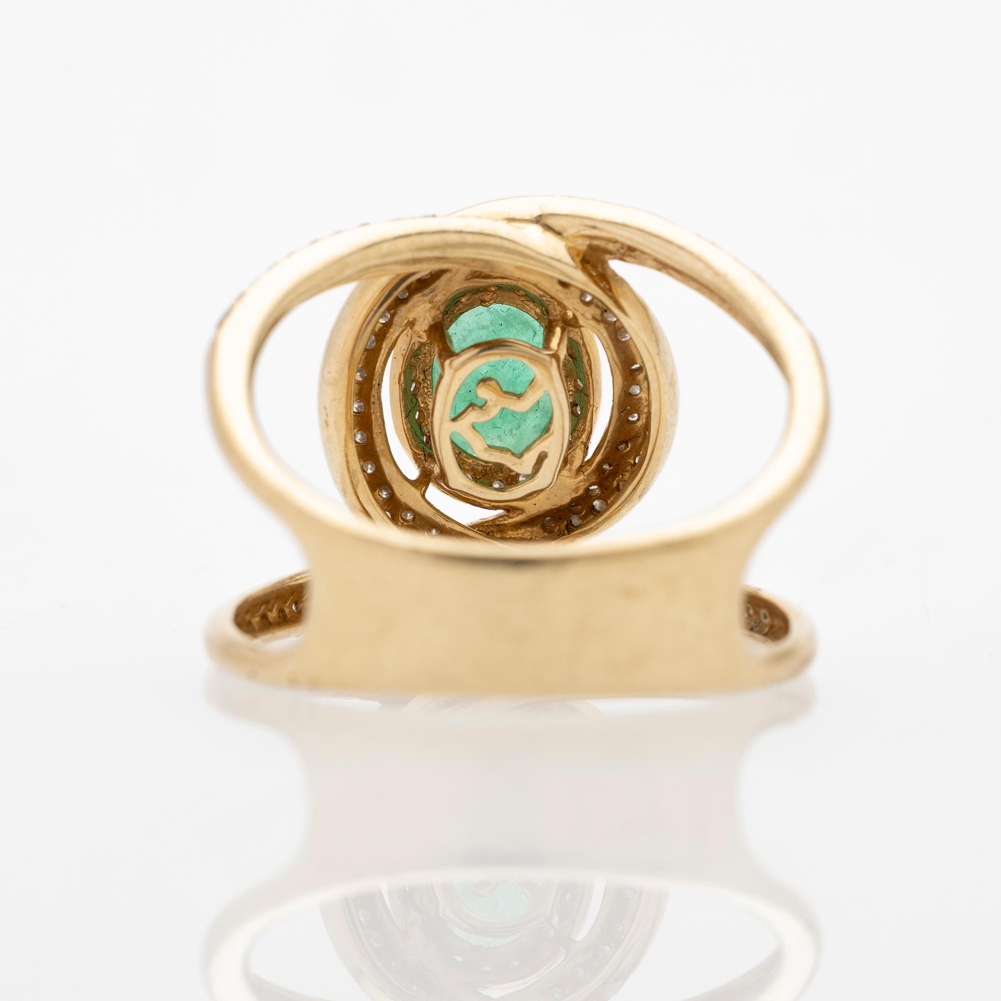 Ring 14K guld med en smaragd och diamanter.