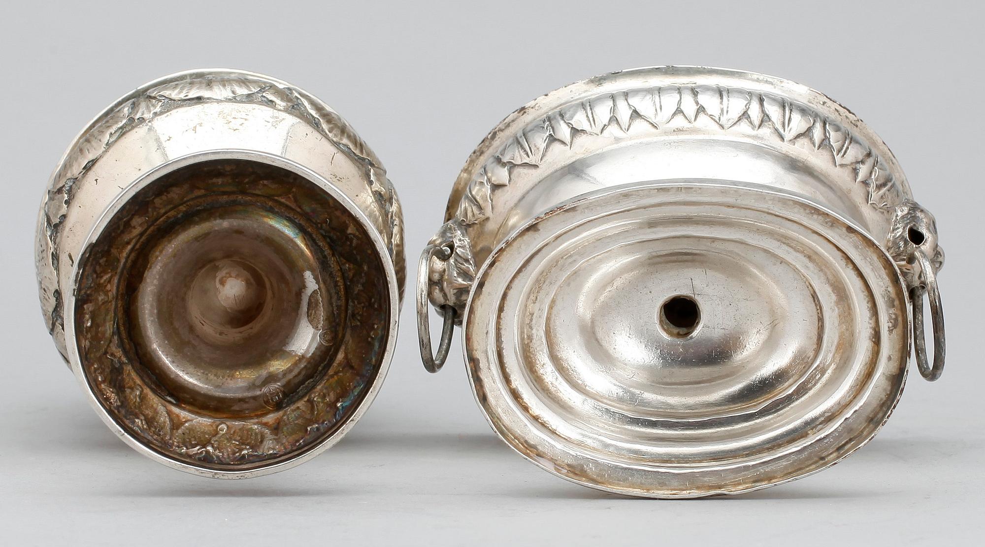 DOFTKAR samt SKÅL PÅ FOT, senempire, silver, otydliga stämplar, en troligen Johan Gerhard Struntze, Köpenhamn ca1820-47.
