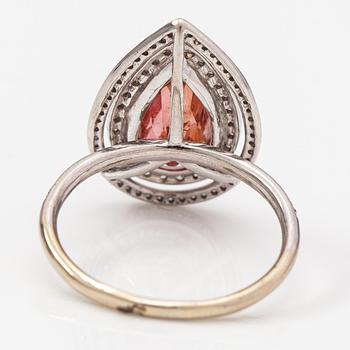 Ring, 13-14K vitguld. topas och diamanter ca 0.35 ct tot.