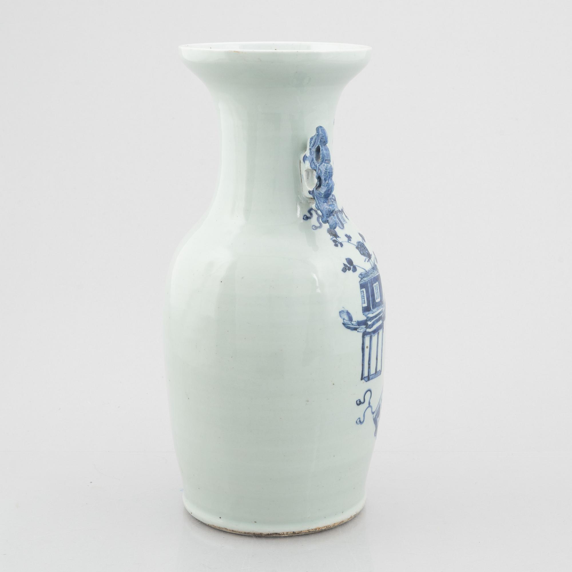 A porcelain vase, China, Qing dynasty, late 19th century.