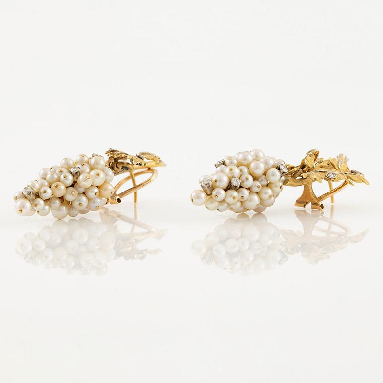 A pair of earrings and a brooch in 18K gold in the form of grapes with pearls and round brilliant-cut diamonds.