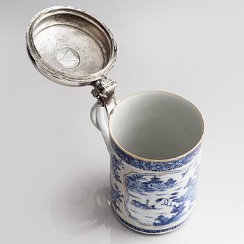 Dryckeskanna, silvermontering på kompaniporslin, otydlig mästarstämpel, Danmark 1700-tal.