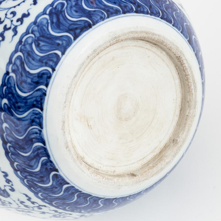 A Chinese blue and white urn, 20th century/modern manufactory.