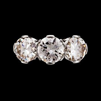 1021. RING, 3 briljantslipade diamanter, tot. ca 2.50 ct, CG Hallberg, Stockholm, 1933.
