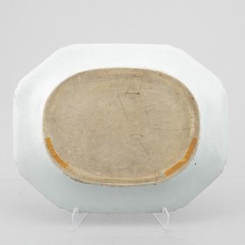 A Chinese export porcelain charger, Qing Dynasty, Qianlong (1736-95).