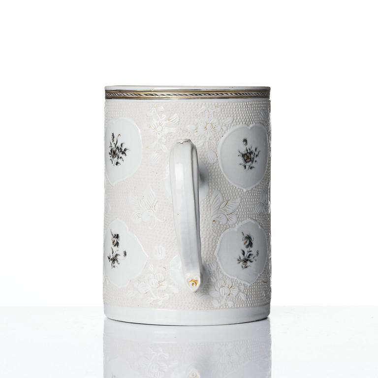 Mugg, porslin. Qingdynastin, Qianlong (1736-95).
