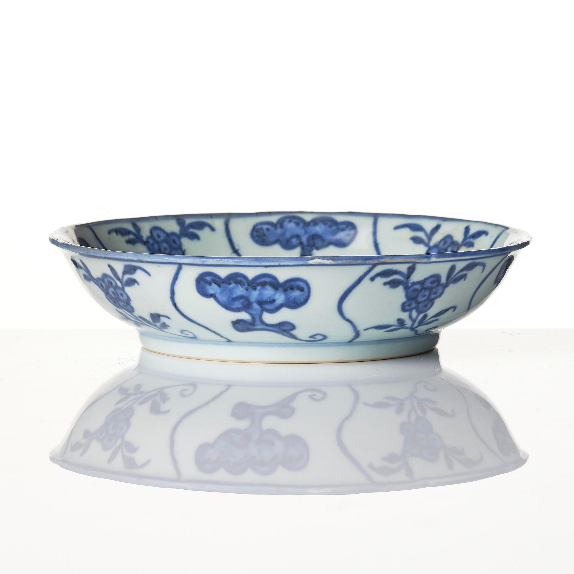 A blue and white lingzhi dish, late Ming dynasty/early Qing dynasty.