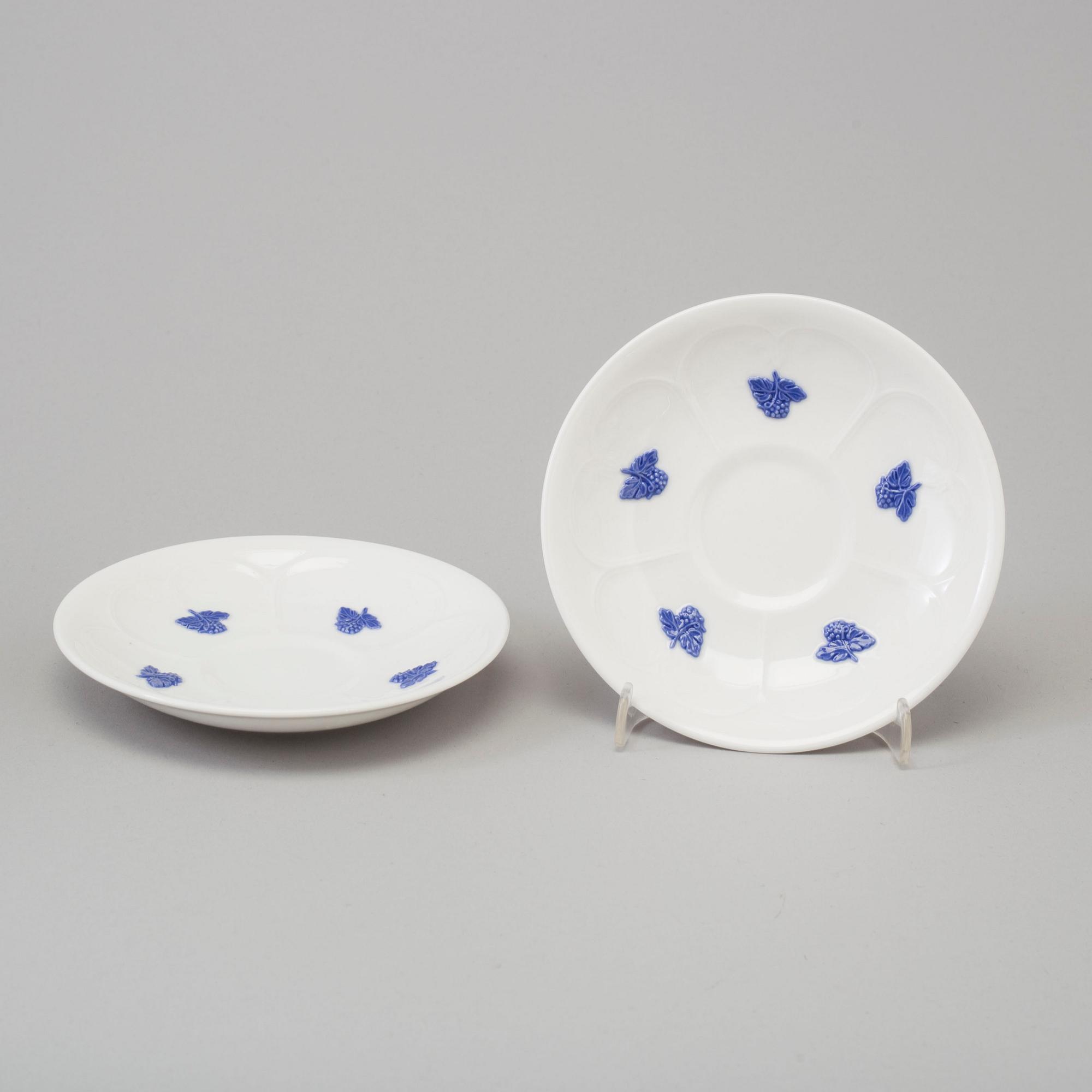 KAFFEKOPPAR MED FAT, 49 st, benporslin, "Blå blom", Old Gustavsberg, 1900-talets andra hälft.