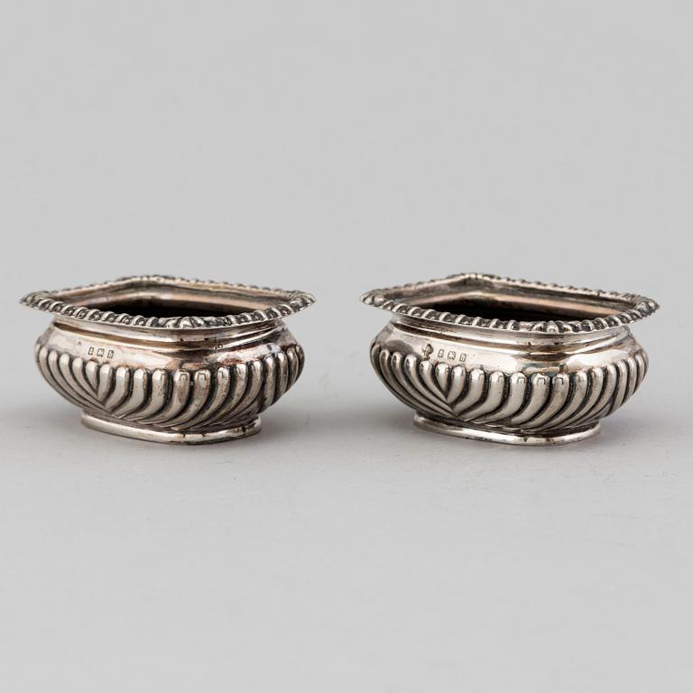 HORACE WOODWARD & CO LTD, a pair of silver salt cellars from Birmingham, England, 1905.