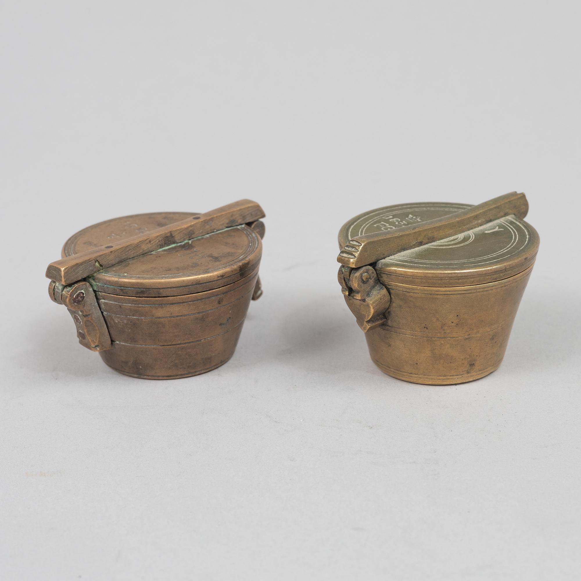 Viktsatser, 2 st, Fredric Mossberg, Södermanlands län, 1820, samt Carl Fredric Gleisman, Stockholm, 1831.