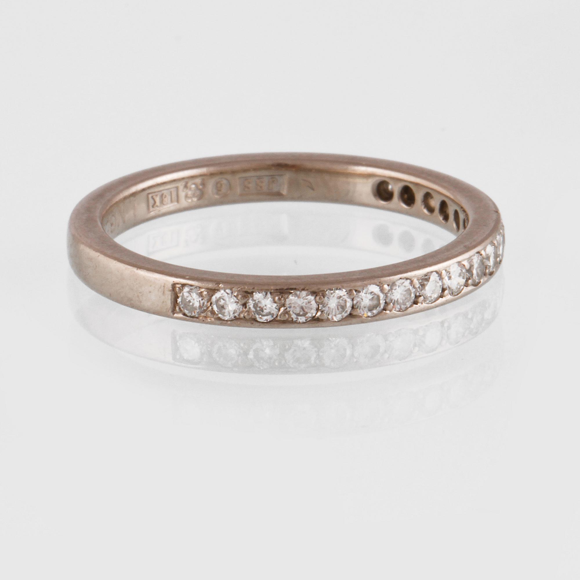RING, 18K vitguld med briljantslipade diamanter, Jarl Sandin, Göteborg. Vikt 3,7 gram.