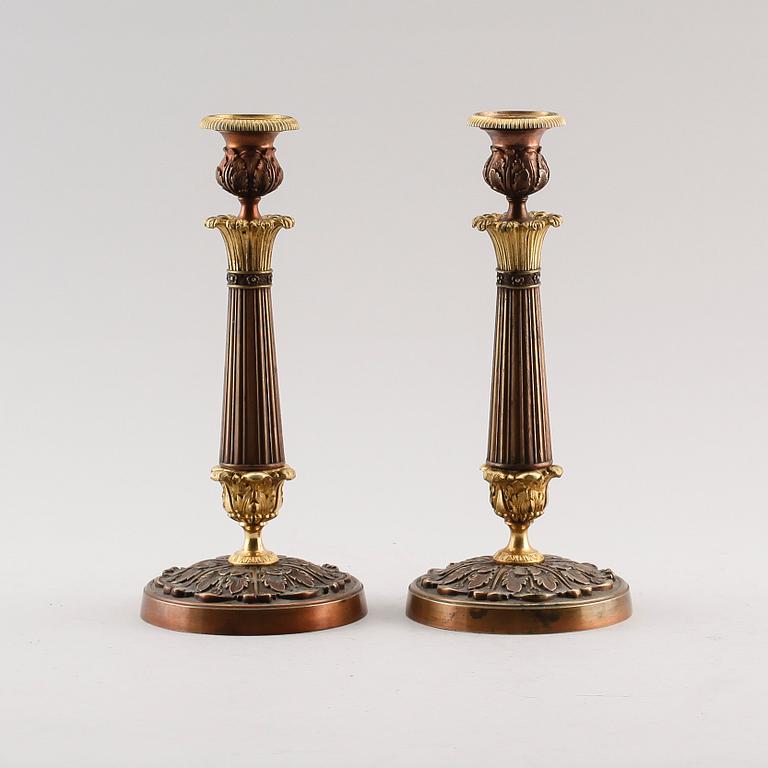 LJUSSTAKAR, 1 par, empire, förgylld och patinerad brons, 1800-talets första hälft.