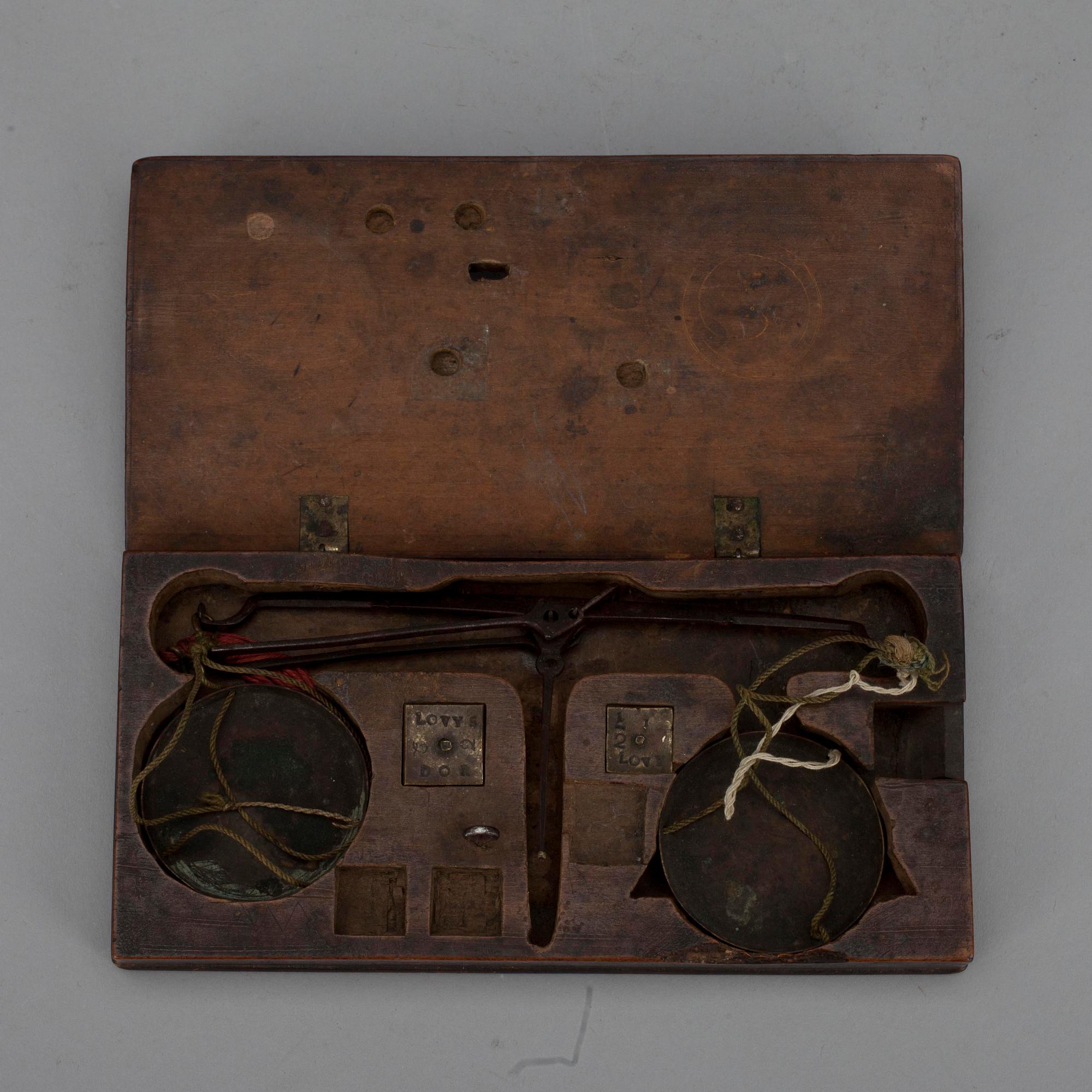 GULDVÅG, 1700-tal, mässing och orginalfodral.