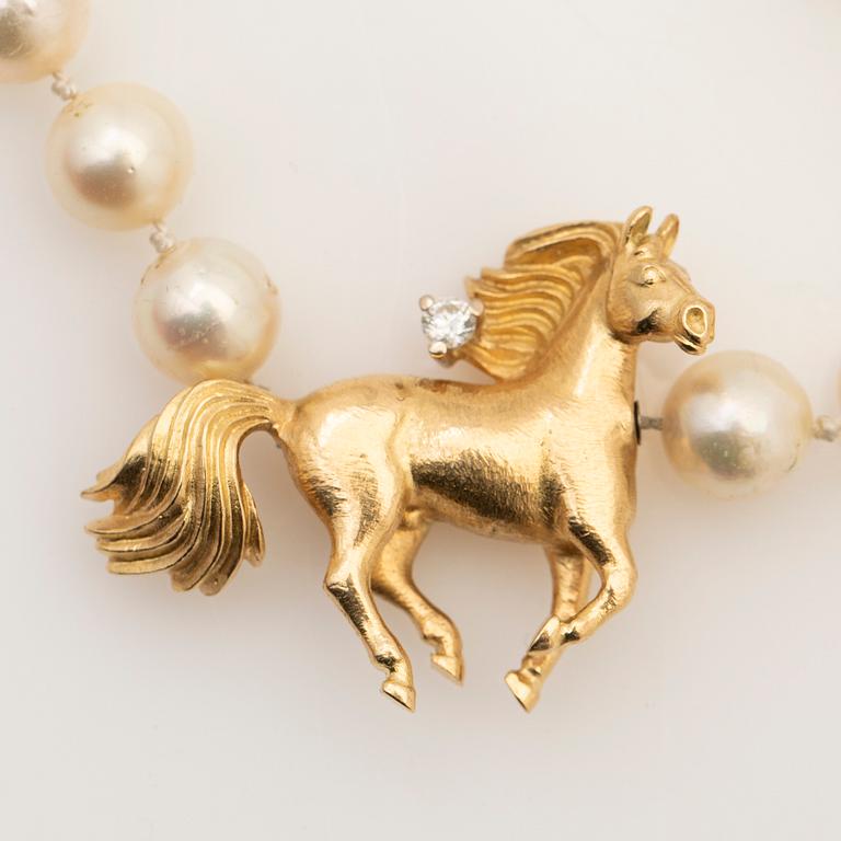 Ole Lynggaard, hänge, 18K guld med diamant samt pärlcollier.