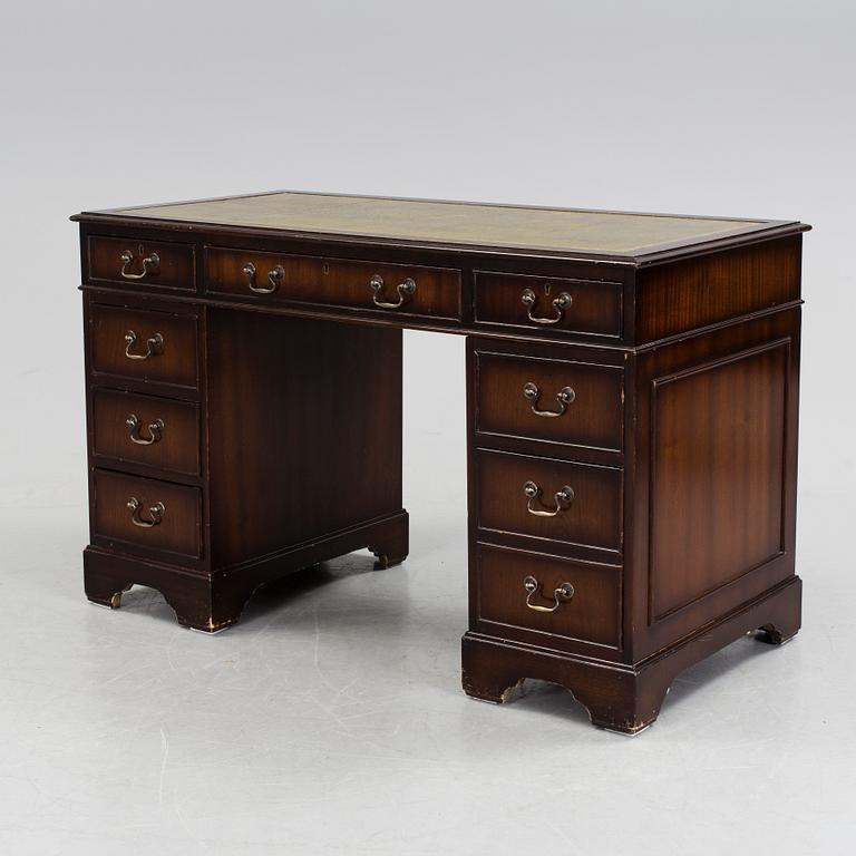 SKRIVBORD med STOL, engelsk stil, 1900-talets fjärde kvartal.