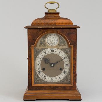 AN ENGLISH MANTEL CLOCK, first half of the 20th century.