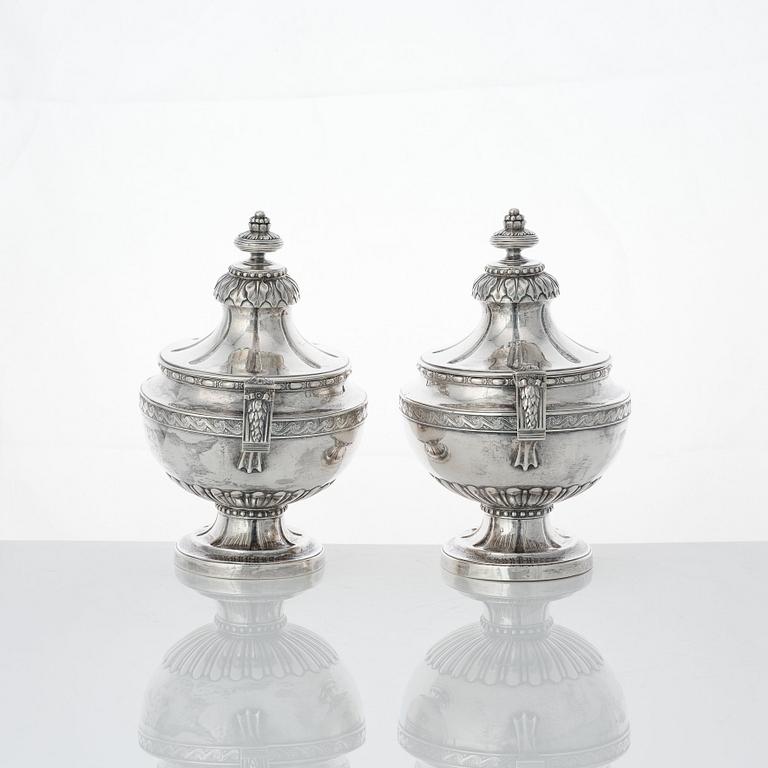 Arvid Floberg, såsterriner med lock och fat, ett par, silver, Stockholm 1780. Gustavianska.