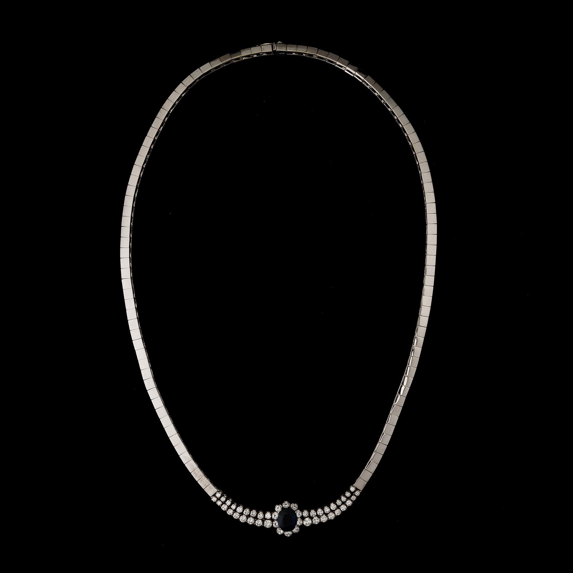 A NECKLACE, facetted sapphire, brilliant cut diamonds, 18K white gold.