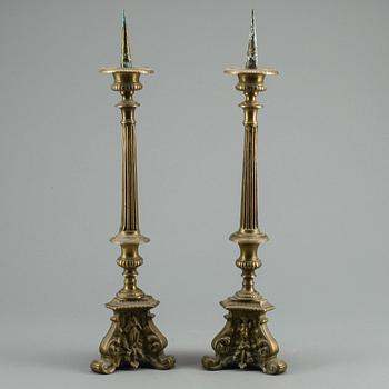 ALTARLJUSSTAKAR, ett par, mässing. 1800-tal.