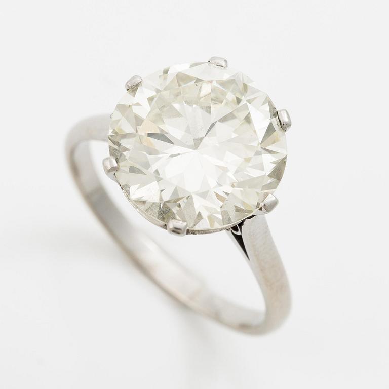 Ring med en rund briljantslipad diamant ca 6.07 ct.
