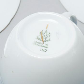 80 pieces of porcelain tableware from Bing & Gröndahl, model "Måsen", second half of the 20th century.