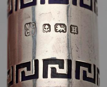 SALTKAR och PEPPARSTRÖARE samt SENAPSBURK i etui, silver, Birmingham, England 1932. Silvervikt tot. ca 30,7.