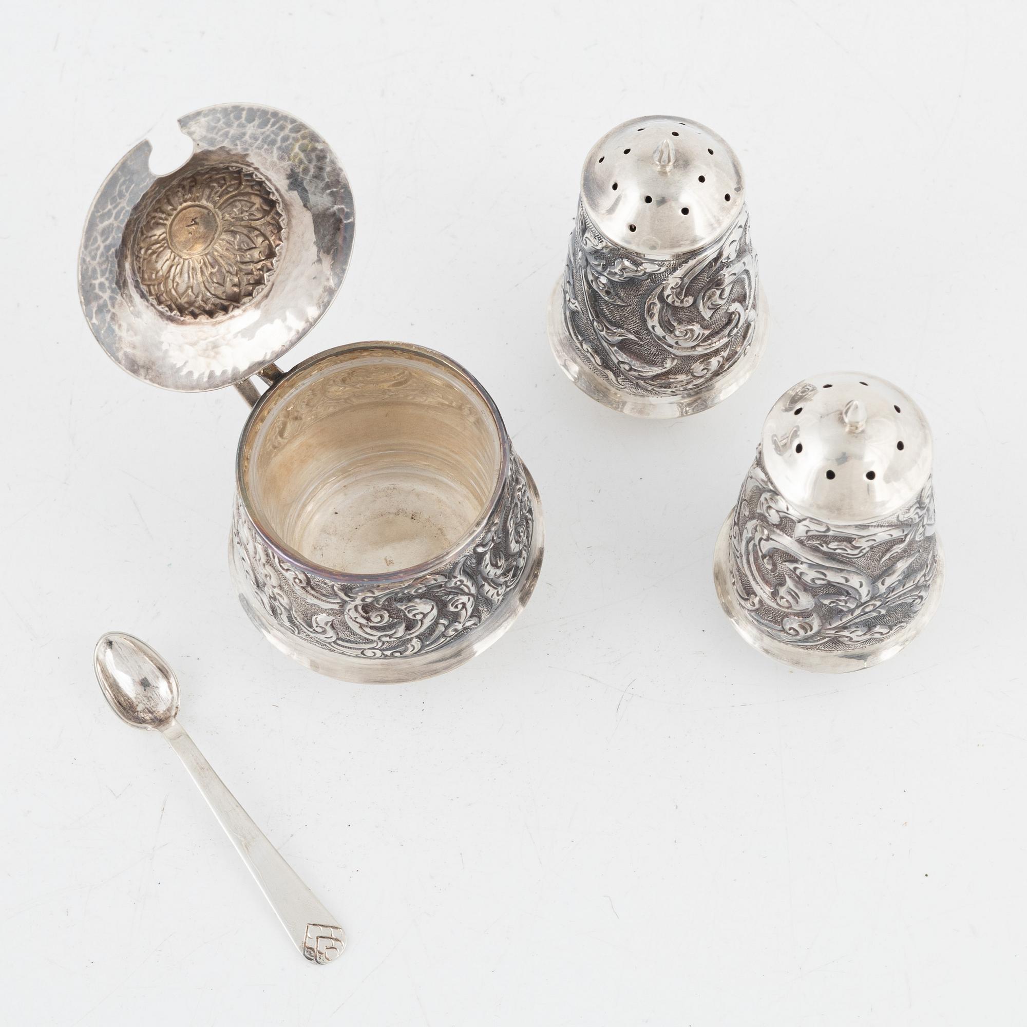 Kryddställ på bricka, samt skål, sterlingsilver, Thailand.