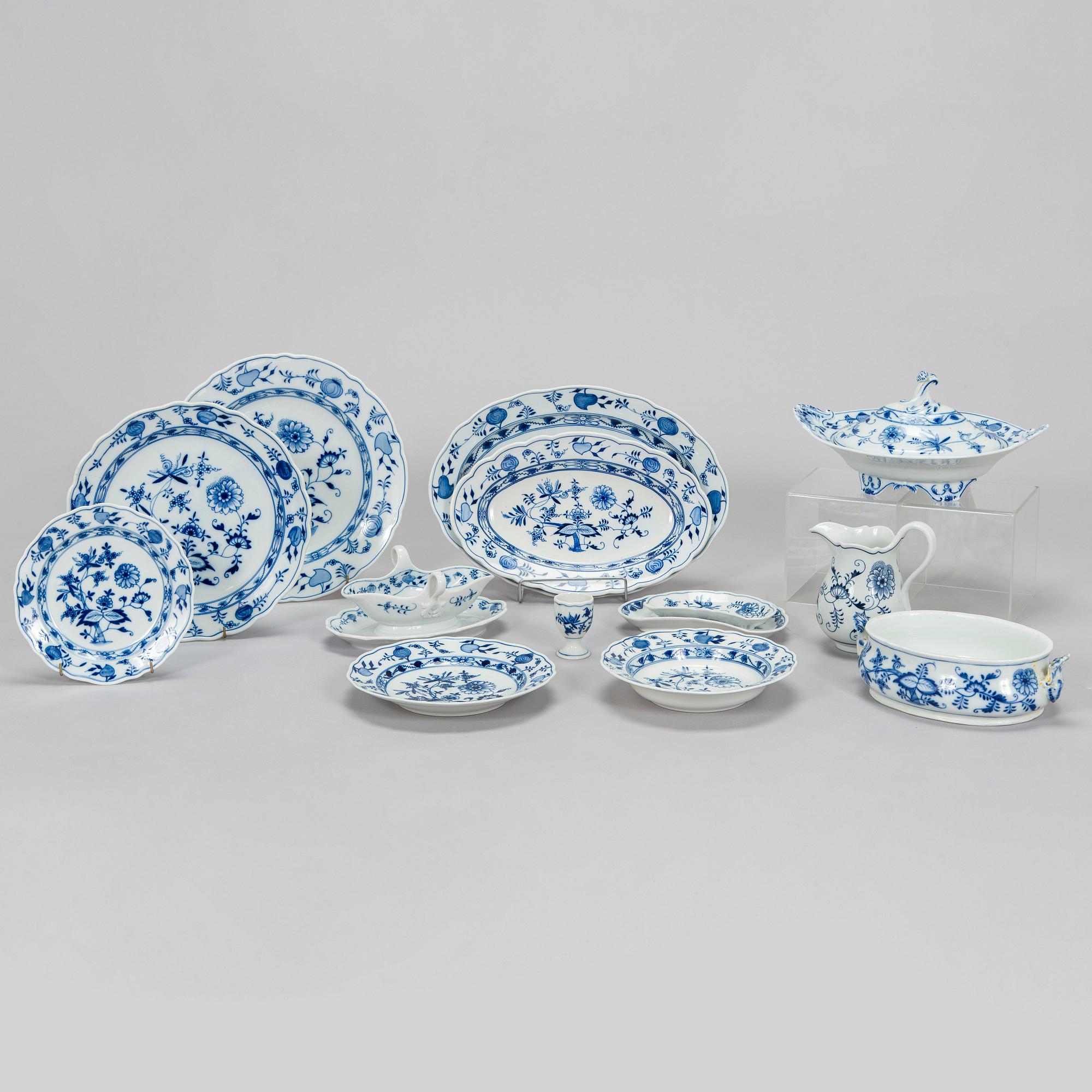 Meissen, ruoka- kahvi ja teeastiasto, n. 115 osaa, "Zwiebelmuster/Sipulikuvio", posliinia, 1900-luku.