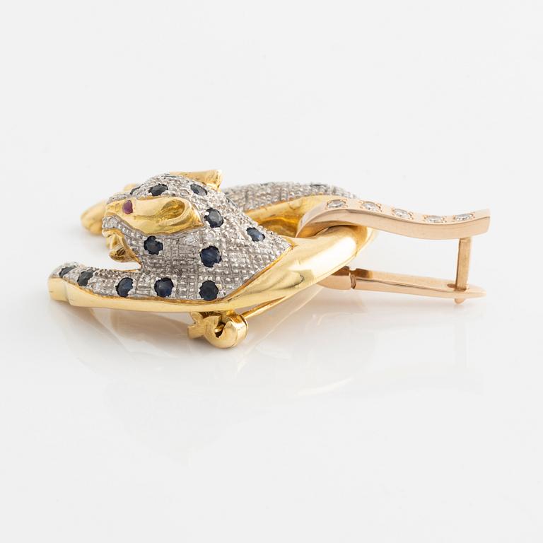 Brooch/pendant in the shape of a feline animal, gold with sapphires, rubies, and brilliant- and octagon-cut diamonds.