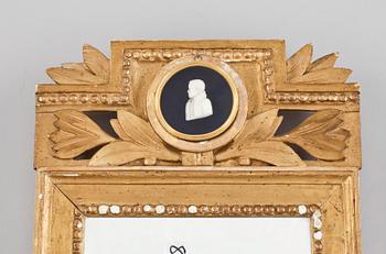 SPEGEL, gustaviansk stil, 1900-tal. Medaljong troligen 1800-tal.