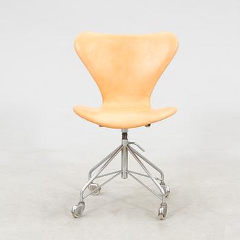 Arne Jacobsen, "Series 7" desk chair for Fritz Hansen, latter part of the 20th century.