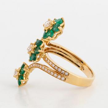 RING, med smaragder och briljantslipade diamanter.