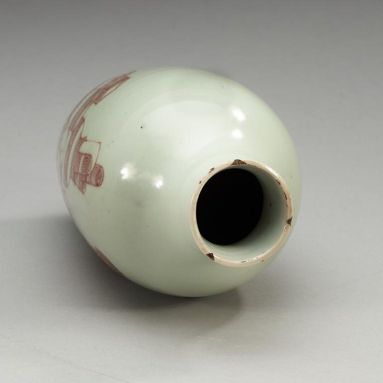 A iron red decorated vase, Qing dynasty.