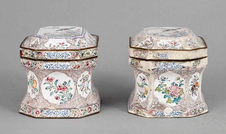 SKRIN, ett par, emalj på koppar, Qianlong, Kina 1700-tal.