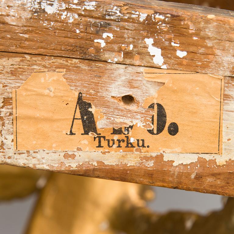 Adam Flodinin tekemä konsolipöytä (kultaaja Tukholmassa 1758-1774). Rokokoo.