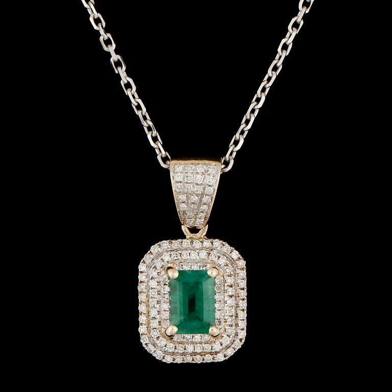 HALSSMYCKE, 14k rött och vitguld resp 18k vitguld med diamanter tot ca0,54ct med smaragd ca6,9x4,9mm. Totalvikt ca6,2g.